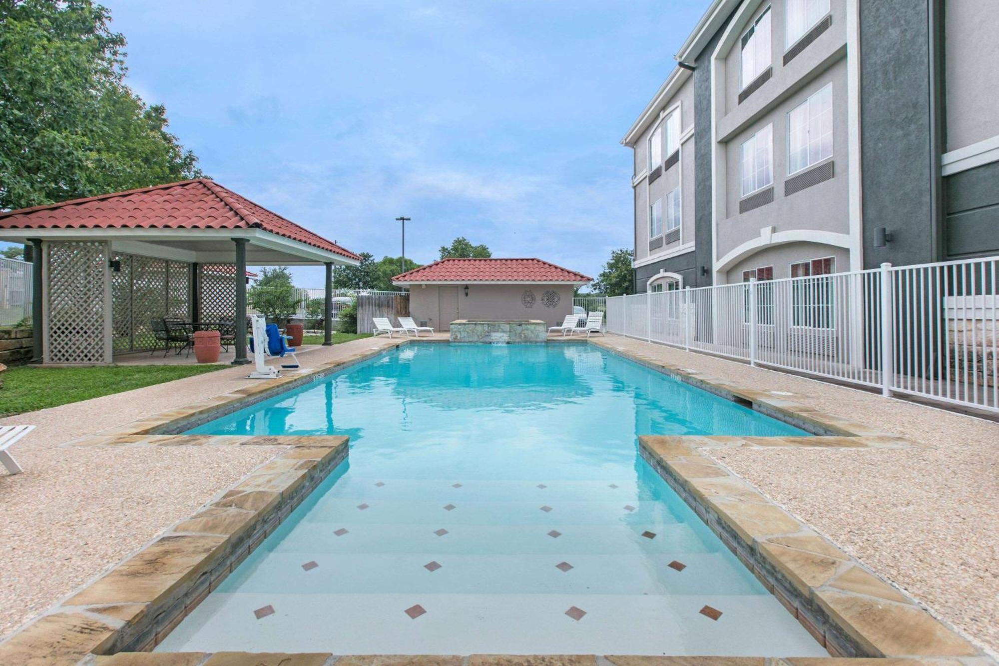 מלון La Quinta By Wyndham פרדריקסברג מראה חיצוני תמונה