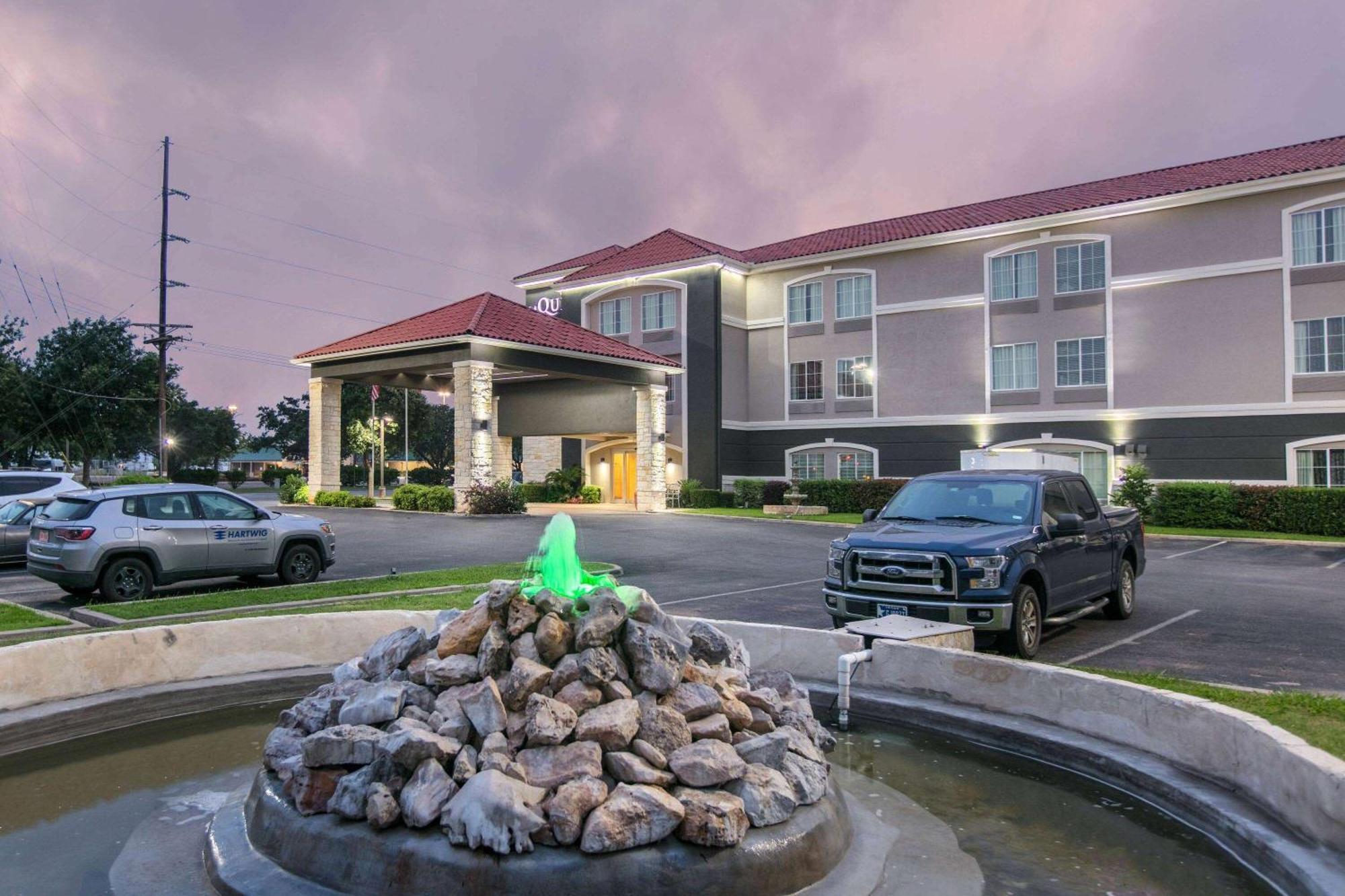 מלון La Quinta By Wyndham פרדריקסברג מראה חיצוני תמונה